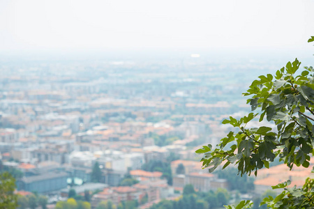 意大利贝加莫2017 年 8 月 18 日 从城堡的墙壁贝加莫市的全景视图