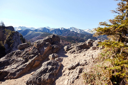 风景秀丽的高山景色与蓝天