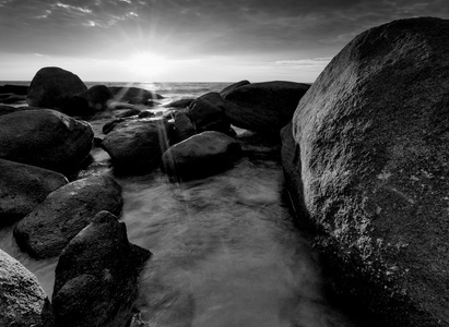 美丽的石头海滩，日落在黑色和白色，泰国