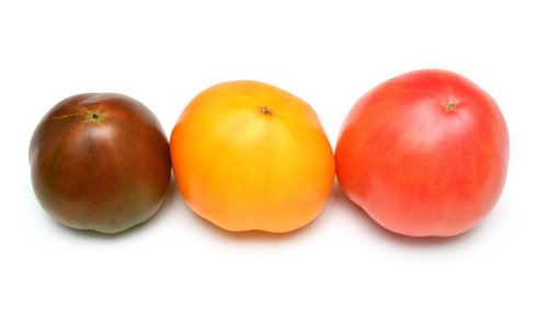 在白色背景下分离出的西红柿品种。什锦西红柿是黄色, 粉红色和黑色的王子。级.平躺, 顶部视图