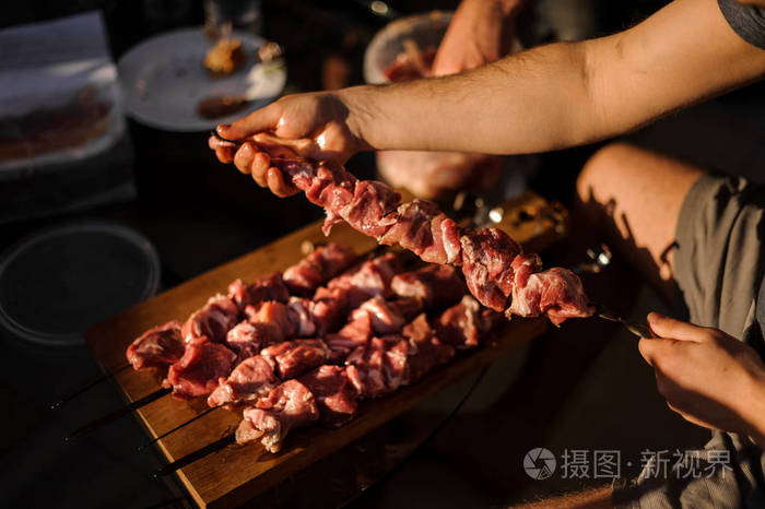 人串肉块在串和安置他们到切开板
