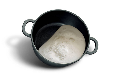 新鲜牛奶在平底锅用把柄图片
