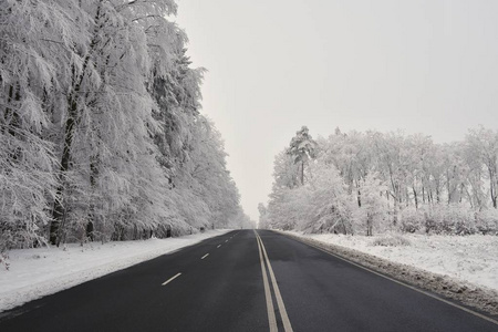 空路与雪覆盖景观。美丽的冬天季节性背景为运输和汽车