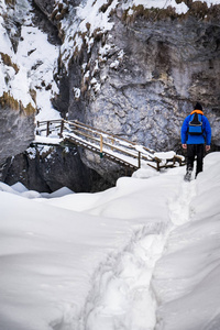 峡谷 Baerenschuetzklamm 人徒步穿越深雪到楼梯