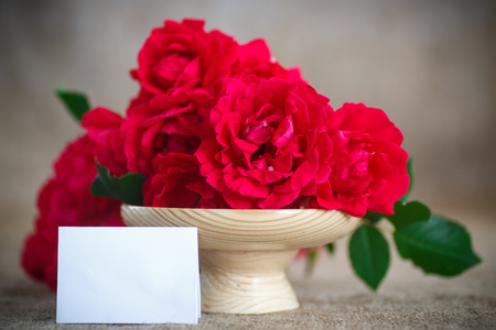 束美丽的红玫瑰