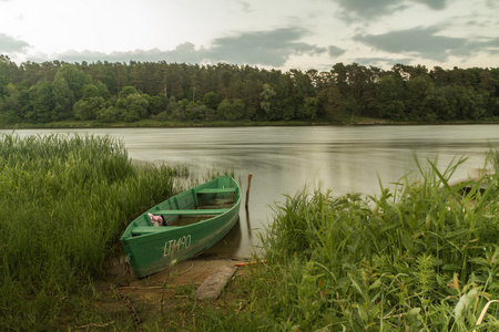 绿色小船在河中