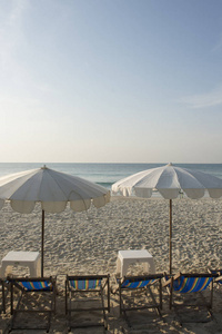 在沙滩上的伞和沙滩椅