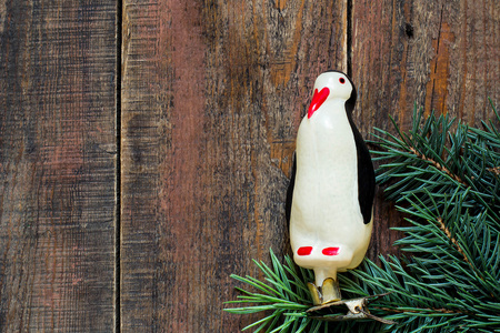 老式圣诞玩具冷杉树枝上的企鹅图片