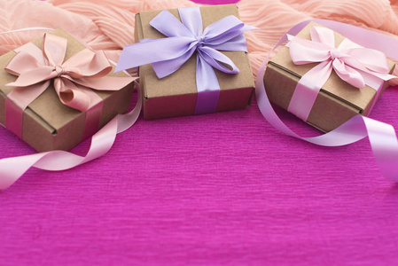 节日组合三卡拉服特盒与礼物在明亮的粉红色背景