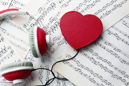 耳机与红色的心，对音乐备注背景