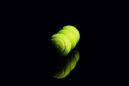 黑中带戏剧性的照明上孤立的网球球