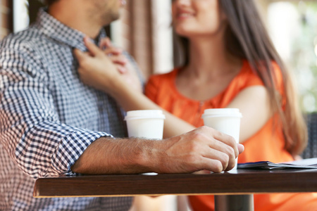 喝咖啡对年轻夫妇