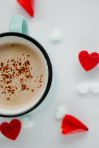情人节概念咖啡杯带红色的心图片