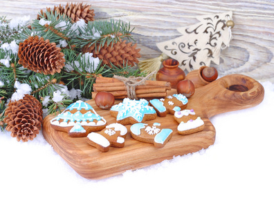圣诞姜饼干蓝釉，坚果和上雪白色的背景上。圣诞节背景以及放置文本的位置