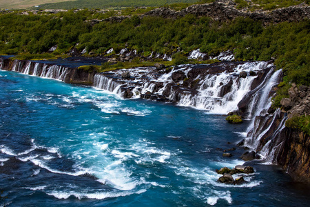 Hraunfossar 系列的瀑布形成的溪流流 ov