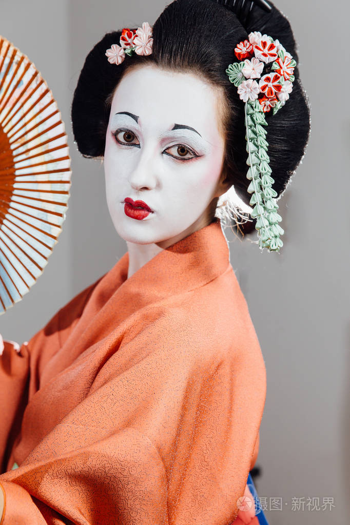 女人在艺妓化妆和传统的日本和服.工作室 室内