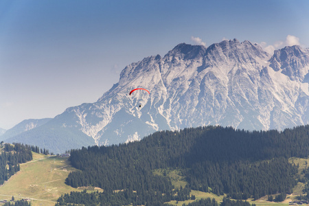 在奥地利阿尔卑斯山滑翔伞飞图片