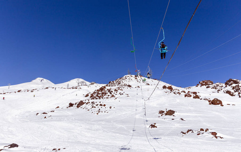 在俄罗斯山高的滑雪场的滑雪缆车