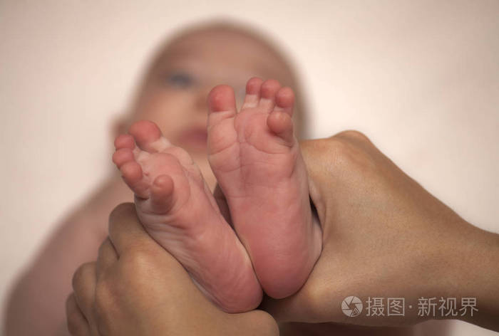 小刚出生的婴儿脚在女性手中