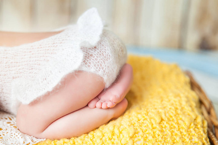 可爱的新生女婴在粉红色针织爬衣