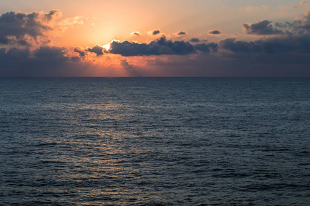 海上日出