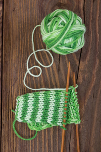 花纹的木制背景上的绿色纱编织图案