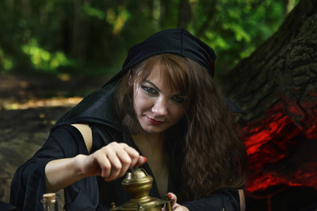 年轻女巫从传说和童话执行巫婆 ri