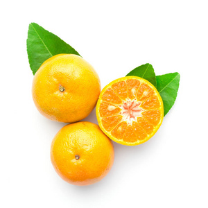 鲜橙与叶子在白色在顶部看法隔绝