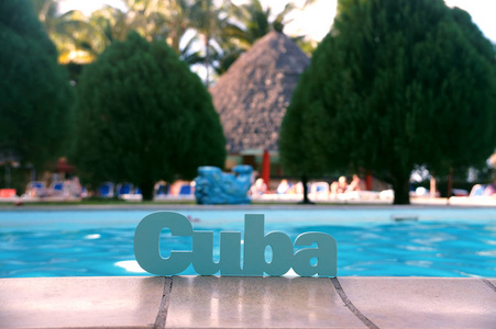 古巴反对 chilaut 的背景。广告词古巴站立在水池的背景与蔚蓝的水