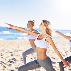 练瑜伽在海滩上的妇女群体
