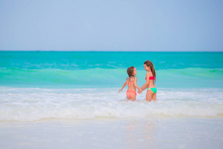 孩子们在夏天度假一起玩在浅水中热带海滩玩乐