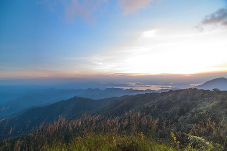 日出时的山谷。自然的夏日风景