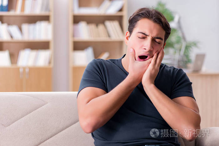 年轻英俊的男人遭受的痛苦