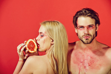 男人和女人化妆举行葡萄柚