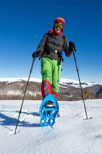 在山里徒步旅行带着背包和帐篷雪的冬天