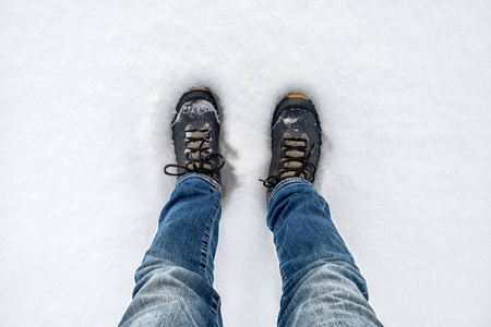 脚在黑色徒步滑雪靴在雪