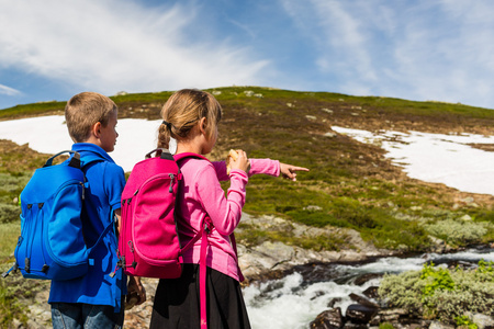 儿童在挪威徒步旅行图片
