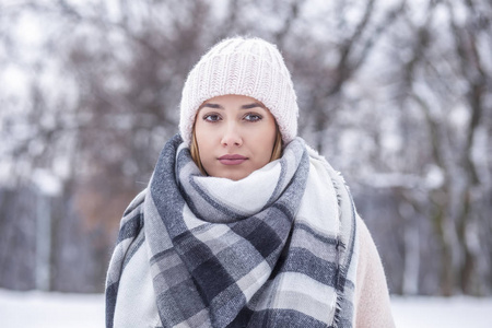 美丽的金发女人，在雪地里的肖像