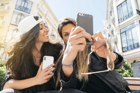 两个女人在街上用智能手机