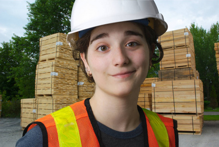 在锯木厂，建造木材业工作的女孩