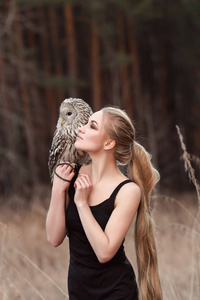 年轻女性穿着美丽服装在自然背景中的肖像