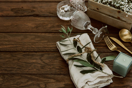 婚礼餐桌装饰在乡村风格的木质背景。顶部视图, 平面放置, 复制空间