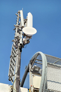 电信基站网络中继器。建筑物上的蜂窝通讯天线。通讯手机通讯塔。天线塔和中继器。现代技术