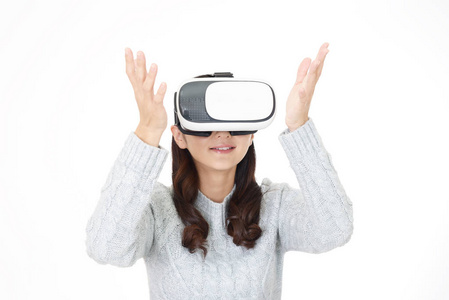 女人穿着虚拟现实的护目镜