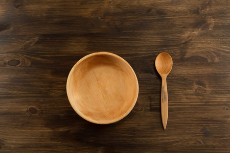 板，勺子木制背景上。厨房用具
