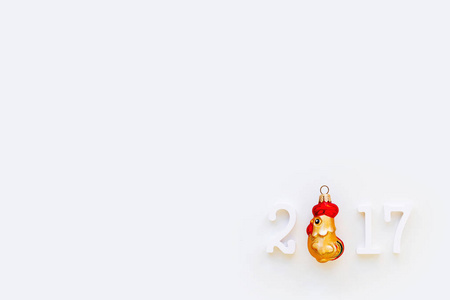 圣诞节和新年背景数字 2017年与年金色火红公鸡的象征。文本的地方。平躺，顶视图