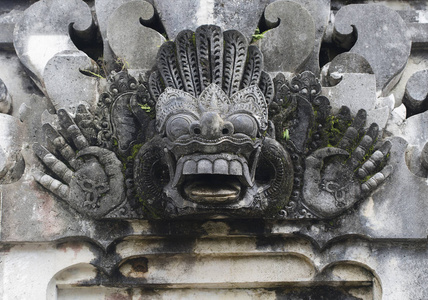 印尼巴厘岛寺庙入口门和雕像头面具