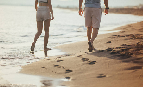 夫妻在一起在海滩上散步