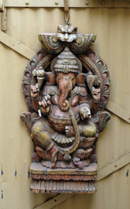 印度拉贾斯坦邦斋浦尔的房子前门上的神妮莎雕像