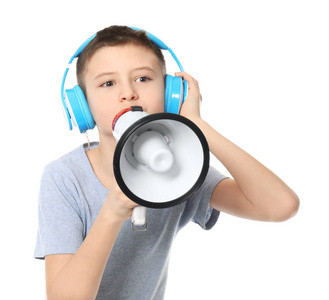 滑稽的小男孩与耳机和扩音器在白色背景